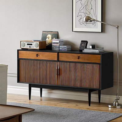 Un buffet en bois massif de style moyen