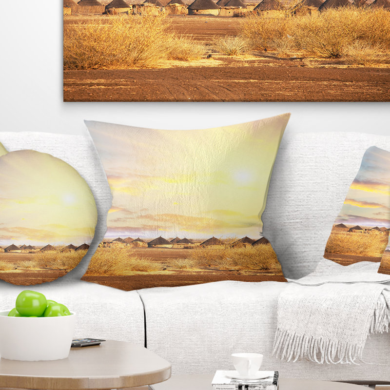 Coussin décoratif paysage imprimé huttes sous un ciel coloré, 16 po x 1 po, Coussin décoratif