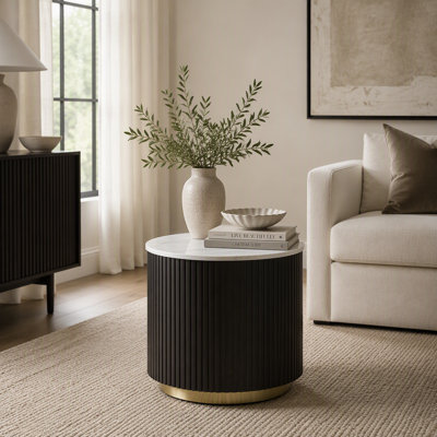 Table d'appoint ronde moderne avec plateau en marbre reconstitué et piètement cylindrique cannelé