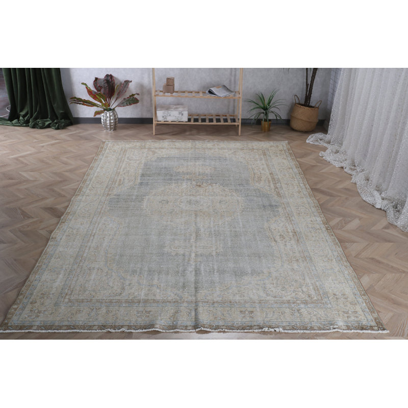 Grand tapis turc beige rétro avec motif de médaillon coloré, idéal pour décorer le salon