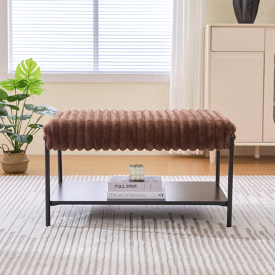 Large repose-pieds de table basse avec repose-pieds rembourré avec pieds en métal noir, tabouret avec tablette de rangement ouverte en bois, tabouret de pieds en fausse fourrure pour le salon, la chambre à coucher et le vestibule.