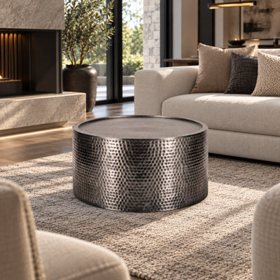 Table basse ronde avec finition nickel antique et design en fer martelé
