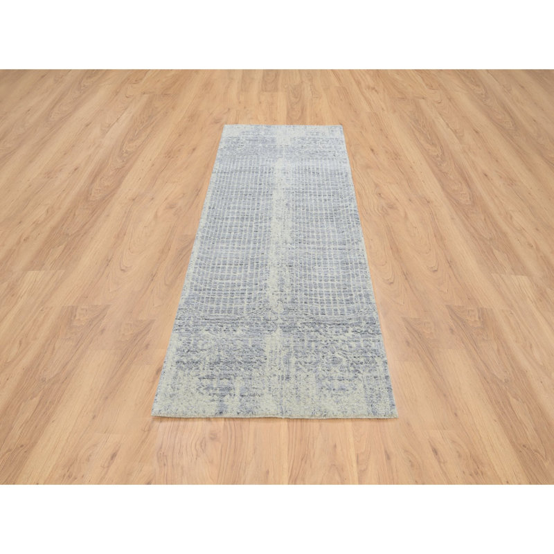 Tapis de couloir oriental gris 2 pi 6 po x 8 pi effilé transitionnel ton sur ton, jacquard tissé à la main, laine et soie à base de plantes 6F0A3F9A470941358F0566501C755C4D