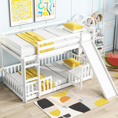 Élégant lit superposé simple au-dessus du plancher avec glissade, porte et garde-corps en bois de pin massif blanc pour une chambre à coucher