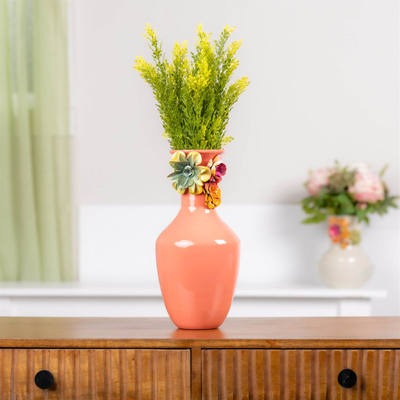 Vase floral en métal embossé H 12,25 po