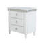 Table de chevet glamour à 3 tiroirs avec éclairage DEL et détails sculptés en corde, couleur blanc perle