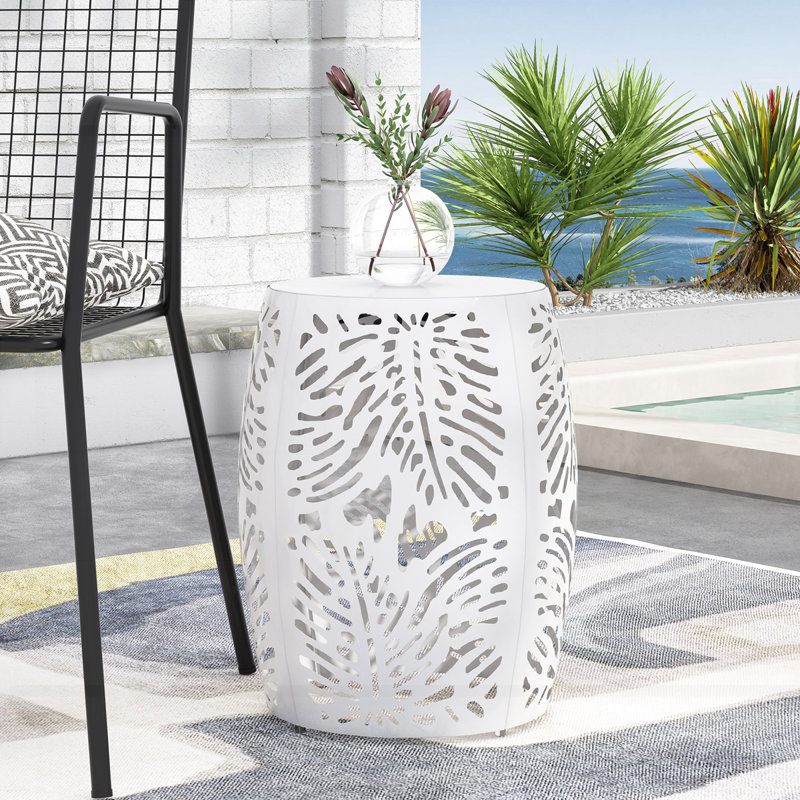 Élégante table de bout en métal avec grande surface et fabrication durable, parfaite pour les salons et les chambres modernes.