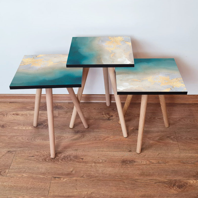 Ensemble de 3 tables gigognes élégantes, design abstrait en bleu, gris et crème | 100% panneau de fibres à densité moyenne avec pieds en bois de hêtre | Grande table: 13,8 x 20,5 x 13,8 po, moyenne: 13,8 x 18,5 x 13,8 po, petite: 13,8 x 16,5 x 13,8 po | Parfait pour les salons et les espaces modernes