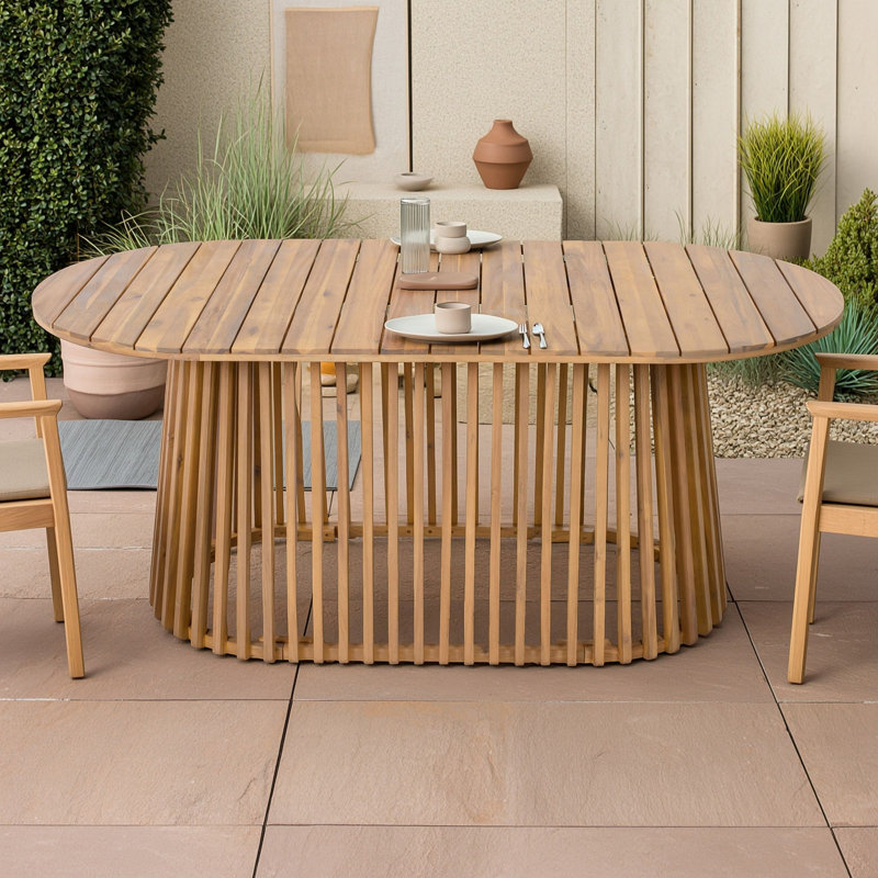 Table de salle à manger ovale d'extérieur en bois d'acacia avec base à lattes verticales fuselées, idéale pour la terrasse, le jardin, le bord de la piscine et la cour.