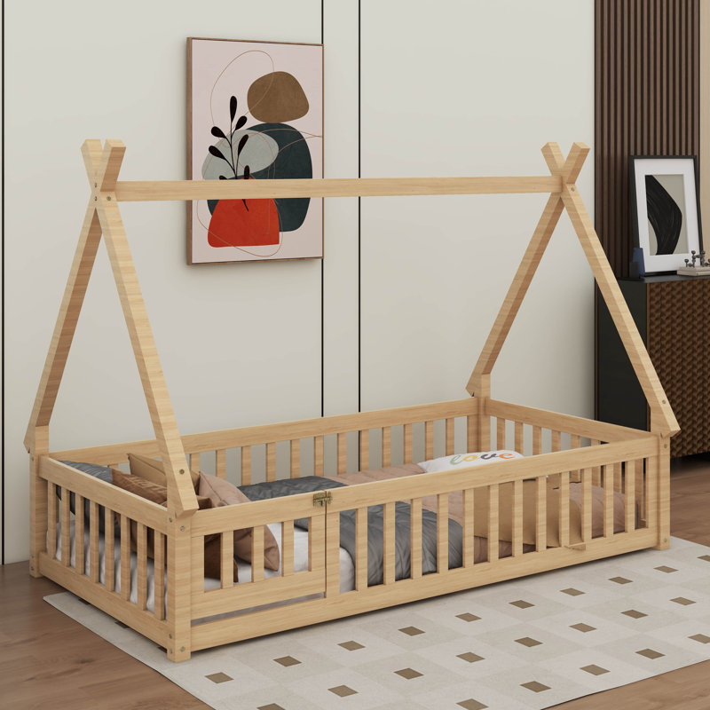 Lit simple à profil bas de style Montessori avec clôture et entrée de porte, Naturel