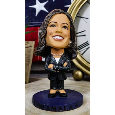 Statue du chef américain vice-président Kamala Harris aux bras croisés avec tête croisée