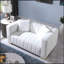 Un canapé-lit moderne sur un Chesterfield traditionnel, couleur blanche, causeuse