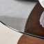 Table basse créative à structure croisée avec plateau en verre trempé et rangement en éventail. Parfait pour les salons, comme table basse ou table d'appoint. Idéal pour les petits espaces.