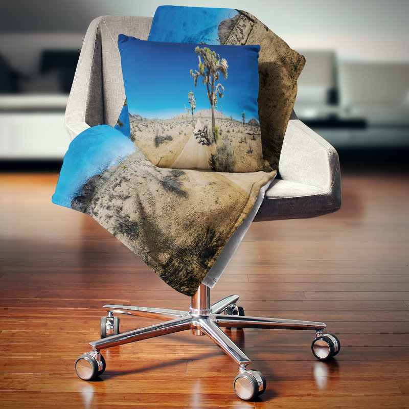 Coussin Sandy Desert Road Panorama, 16 po x 1 po, Coussin décoratif