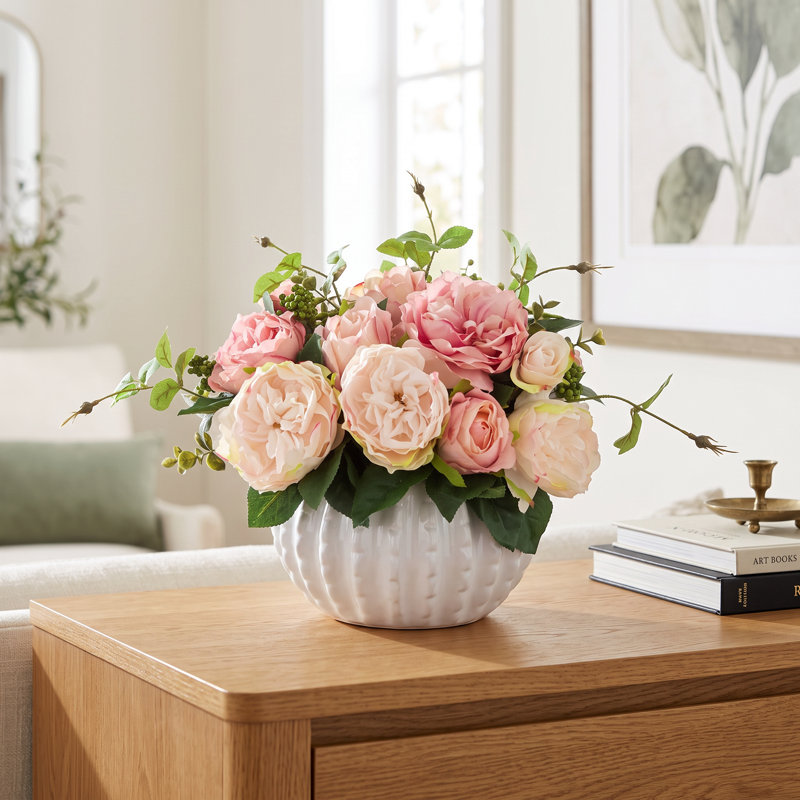 Bouquet de roses dans un vase décoratif en céramique