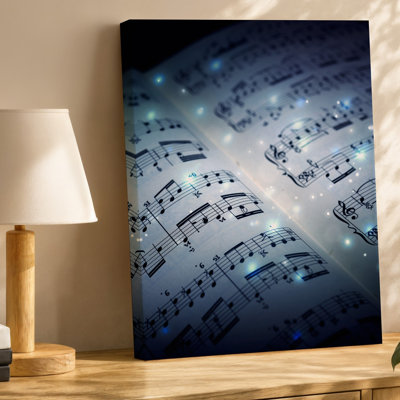 Toile vue de près d'une feuille de musique avec art mural, notes de musique noires complexes et symboles sur une toile tendrement illuminée