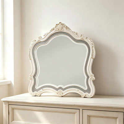 Miroir de coiffeuse rétro blanc sculpté de forme irrégulière de 45 pouces de hauteur