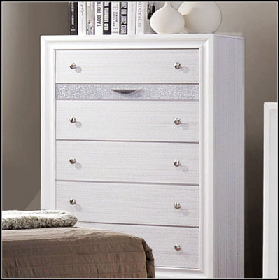 Commode de style contemporain avec tiroir à bijoux caché, fabrication en queue d'aronde et finition blanche élégante pour les chambres modernes