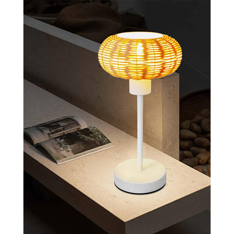 Lampe de table en rotin et table de chevet en bambou