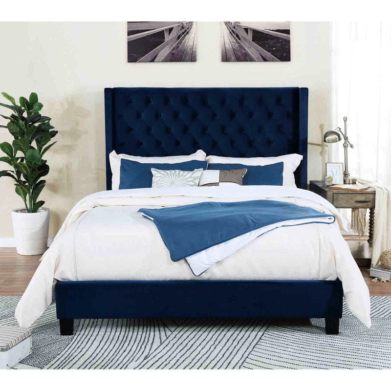 Cadre de grand lit bleu marine, transitionnel et moderne, revêtement en velours, tête de lit à boutons avec losanges sur bois massif moderne, conception à oreilles, motif de surpiqûres entièrement rembourrées