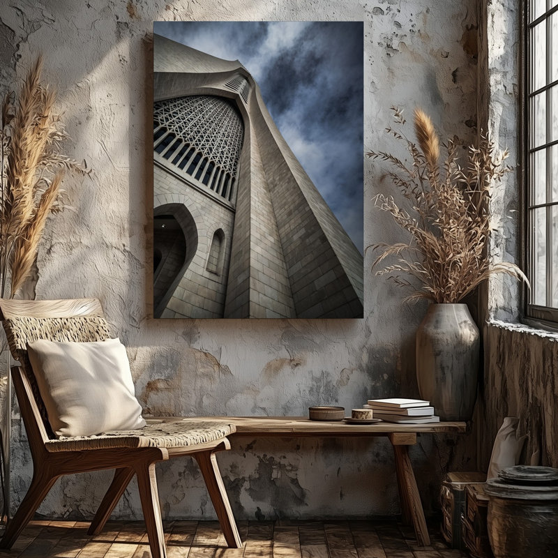 Toile «Dramatic Low Angle View of A Towering Modern Architectural Wall Art Structure», mettant en vedette des motifs géométriques complexes et une toile