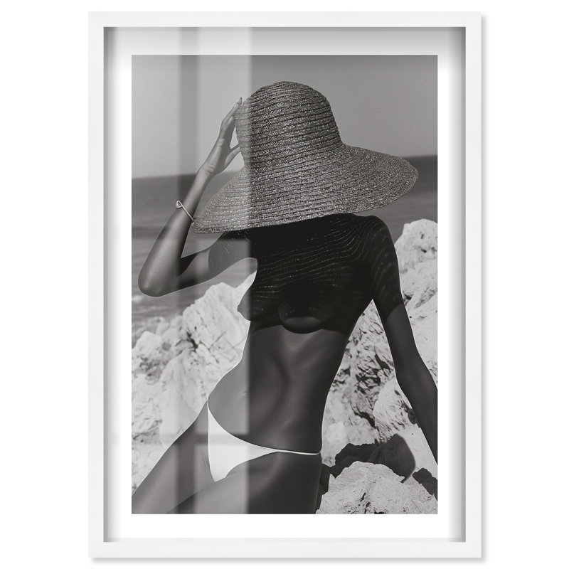 «Rita in Saint Tropez» par Notoriart, H 16 po x l 11 po, Blanc