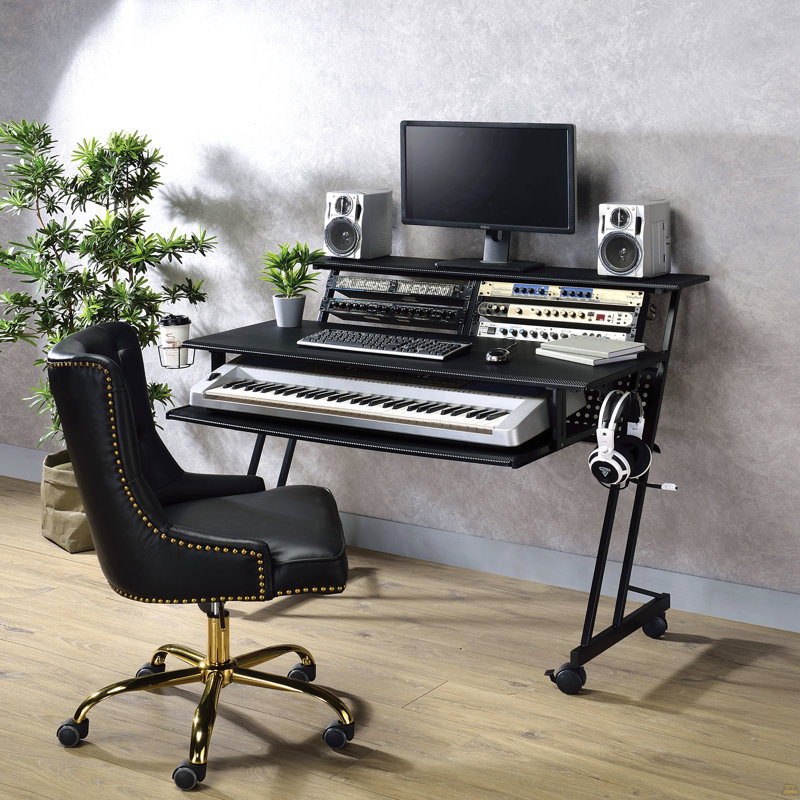Bureau de studio noir avec plateau pour clavier