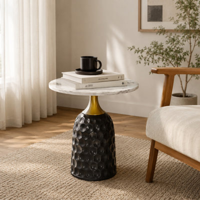 Bridgeview - Table de bout ronde moderne avec plateau en faux marbre et base en métal