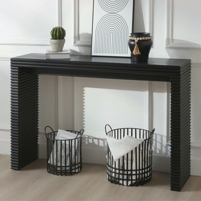 Console moderne noire avec motif nervuré