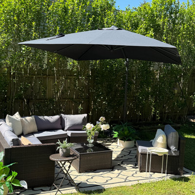 Parasol en porte-à-faux de 96 po avec base et tissu recyclé
