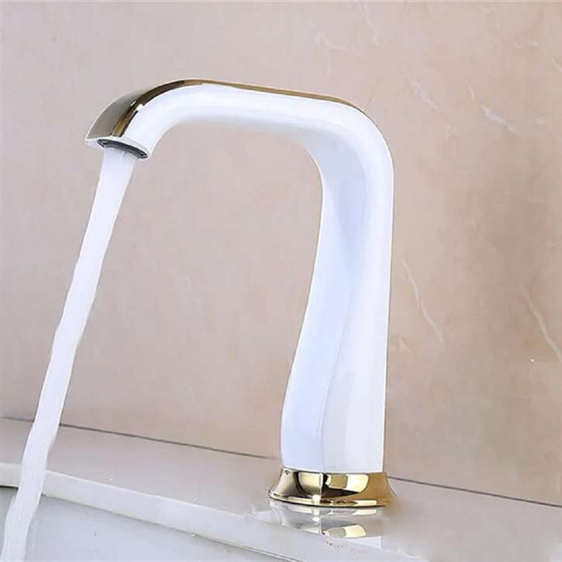 Robinet sans contact Turin, élégant et hygiénique pour les salles de bain modernes, Blanc / Doré