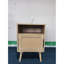 Table de chevet avec porte H 23,3 po - Pieds en bois massif, table de chevet en chêne et tablette décorative intrigante