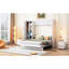 Grand lit blanc avec tablettes fonctionnelles, garde-robe et douces poutres à DEL