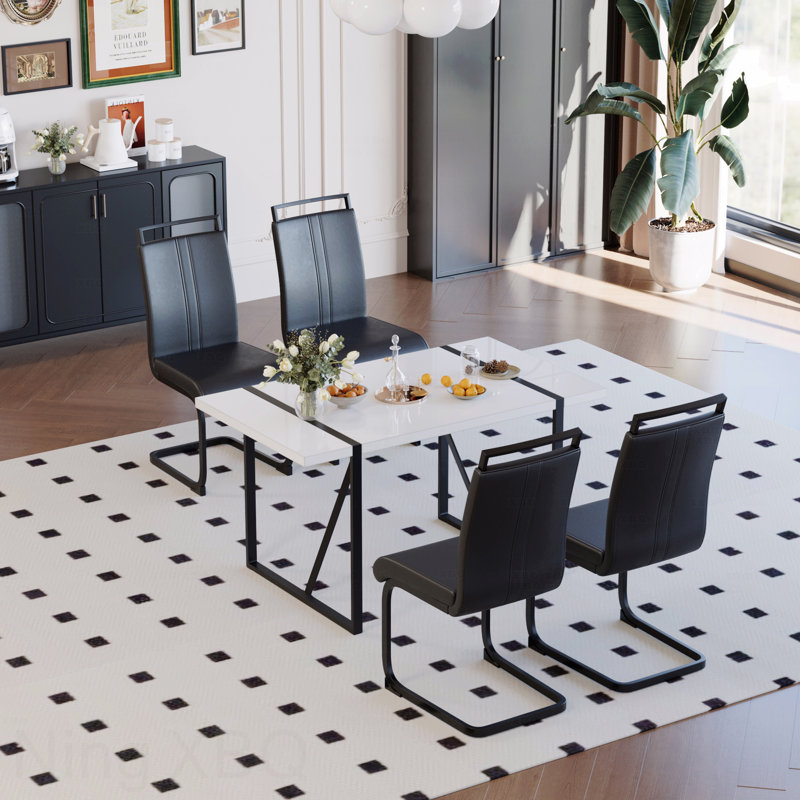 Ensemble de salle à manger 5 pièces de style campagne industrielle: table rectangulaire blanche en MDF de 55 po et 4 chaises sans accoudoirs en polyuréthane, pieds en métal noir