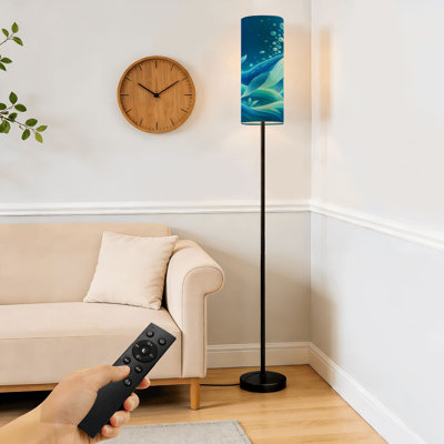 Lampadaire de 175 cm (69 pouces) représentant une baleine bleue nageant de majestueuses vagues océaniques vibrantes. Lampe à pied moderne en métal, abat-jour cylindrique en lin, ampoule DEL 3 couleurs, télécommande et interrupteur au pied. Parfait pour le salon, la chambre ou le bureau.