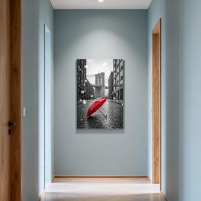 Scénique et paysage urbain parapluie rouge dans la rue enneigée
