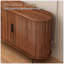 Buffet l 47 po en noyer, armoire d'appoint cannelée avec rebord courbé, crédence à porte coulissante pour salon, salle à manger, cuisine, couloir