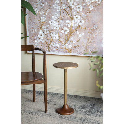 Élégante table d'appoint mince en laiton avec plateau doré texturé et base en bois pour une décoration polyvalente