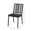 Chaise de salle à manger à dossier à 2 lattes, brune et noire, avec une structure en bois naturel et un système de ventilation optimisé.