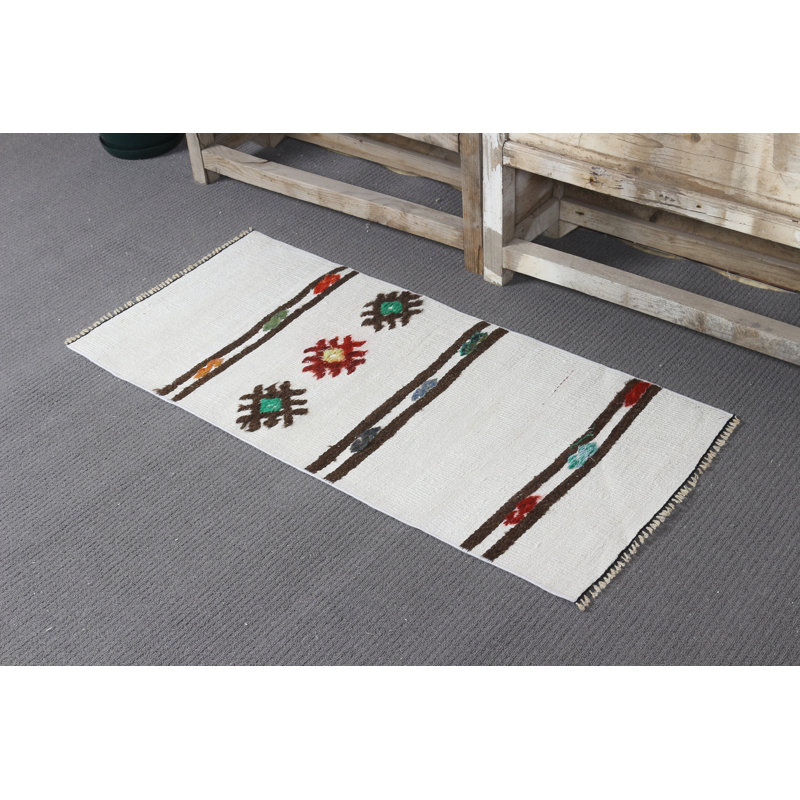 Tapis turc en chanvre tissé à la main de style rétro avec des motifs complexes pour une entrée chic ou une petite pièce en blanc
