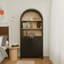 Armoire arquée à 5 niveaux de style Mid-Century moderne noir de 61 po, bibliothèque avec porte, 26,85 po de profondeur, 11,46 de largeur, trois tablettes ouvertes, style Composants, motif radial idéal pour la maison