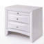 Table de chevet blanche avec rangement pratique et espace de conception intemporel pour les accessoires de chambre à coucher-660069091