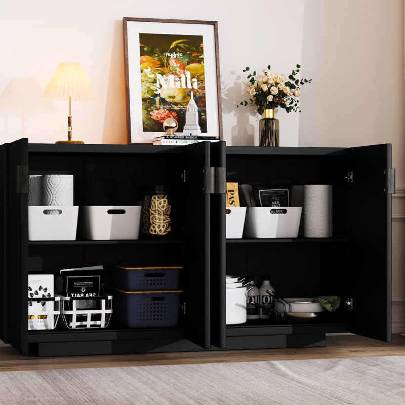 Buffet 4 portes ondulées en noir, option de rangement pratique pour la maison, tablettes réglables, construction noire, portes, rangement spacieux, solide