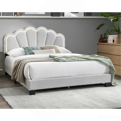Base de lit plateforme blanche entièrement recouverte de tissu en laine blanche