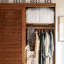 Une garde-robe simple et rétro en bois