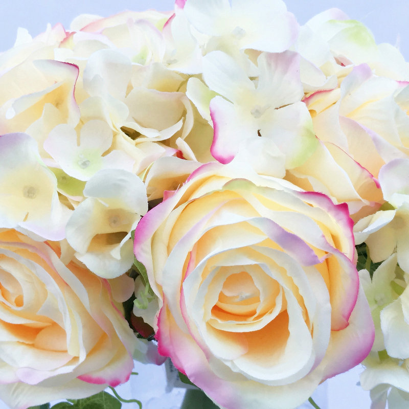 Arrangement floral d'hortensias et de roses dans un vase, Jaune
