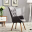 Fauteuil chic en velours gris avec dossier en bois et pieds magnifiques-537734893