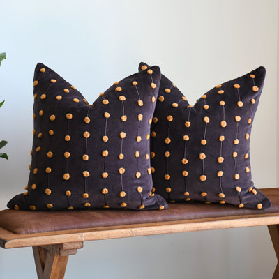 Ensemble de 2 housses de coussin en velours brodé brun chocolat avec pompons