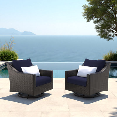 Chaise de patio pivotante Fionnula avec housses de coussin Sunbrella