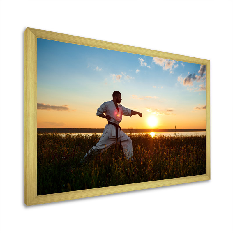 «Man Training Karate In Field At Sunrise», reproduction sur toile, H 30 po x l 40 po x P 1,5 po, Encadrement doré